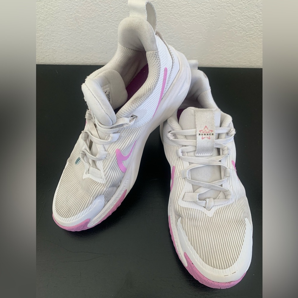 Nike Girl's Sneakers Size 3y Star Runner 4 Summiti White/Beyond Pink DX7614-103